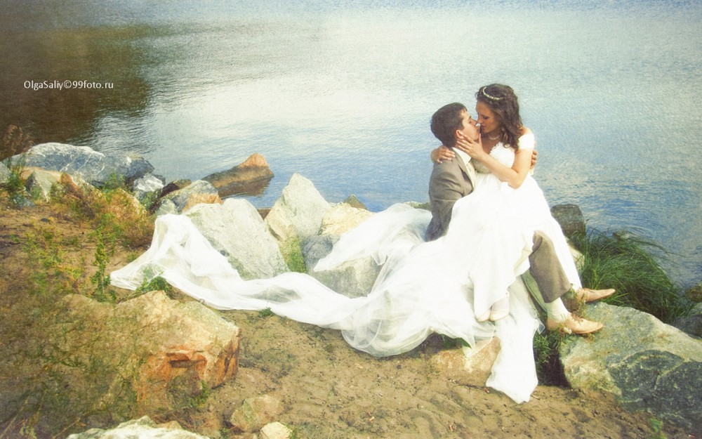 The bride and groom on the lake