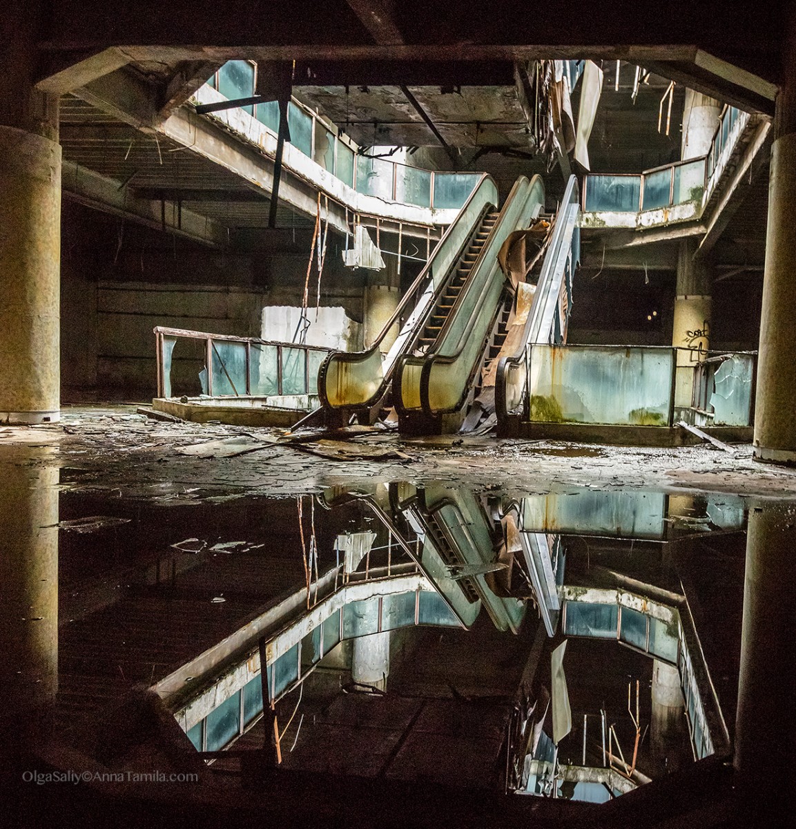 Abandoned Shopping Mall In Bangkok Amazing Aquarium With Thousands Of Fish