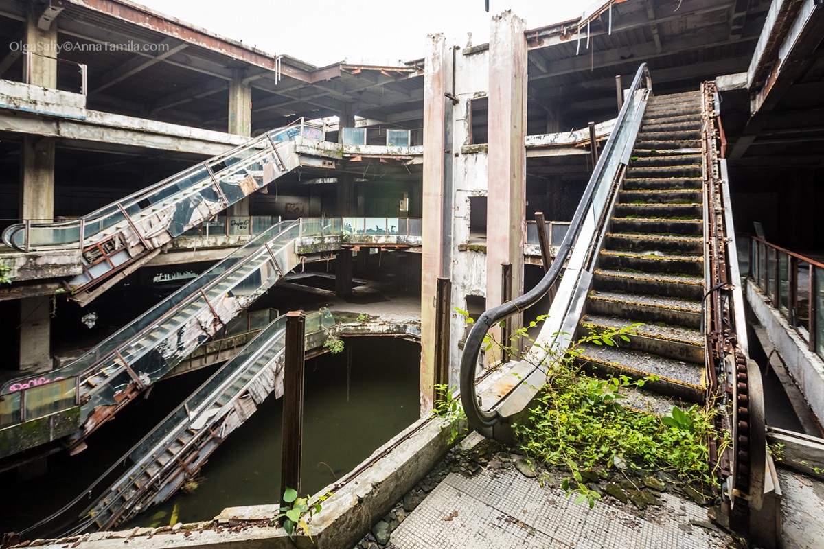 Abandoned shopping mall New World with fish in Bangkok (2)