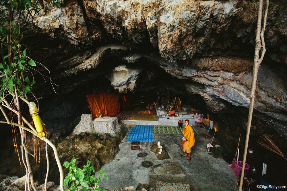 Secret Monk in his cave Samui Thailand (10)