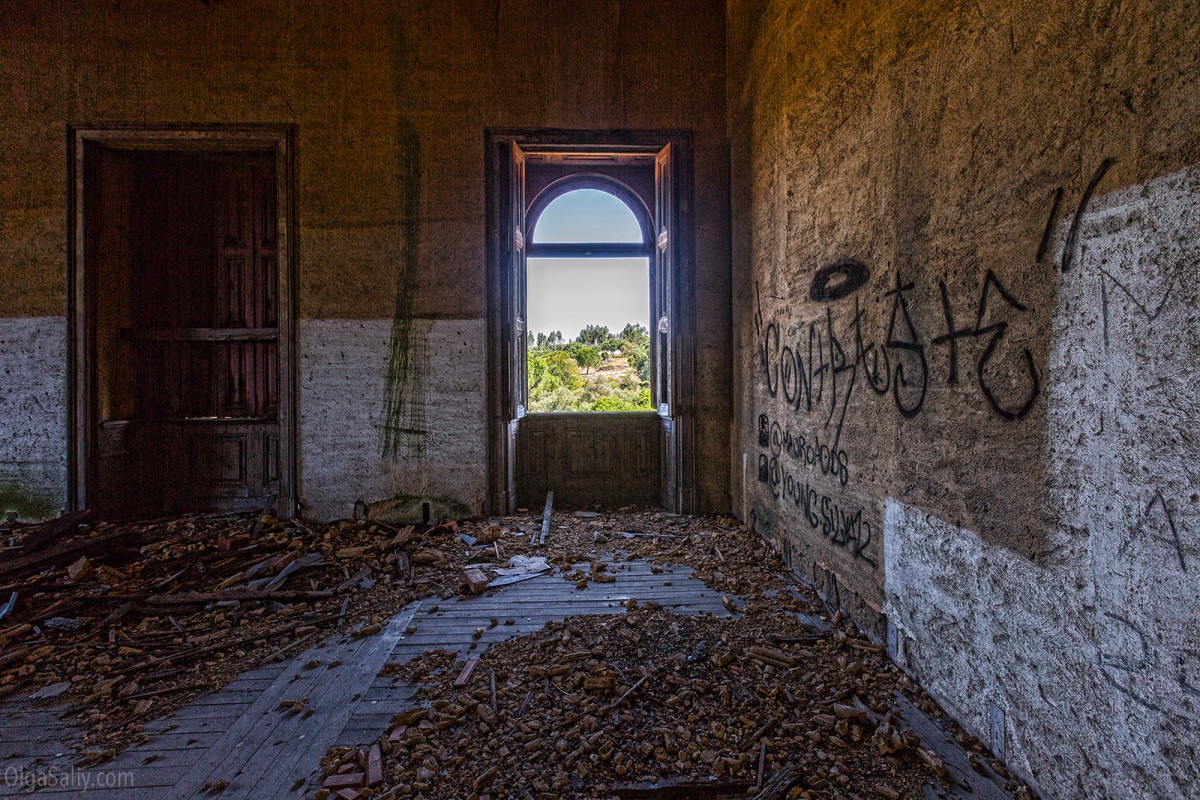 Abandoned castle of The Garbage King. Palácio do Rei do Lixo, Portugal